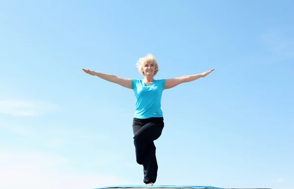 Portrait d'une femme âgée faisant du yoga — Photo