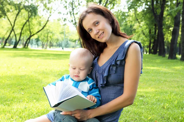 Portrait of mother and son in the park — Stock Photo, Image