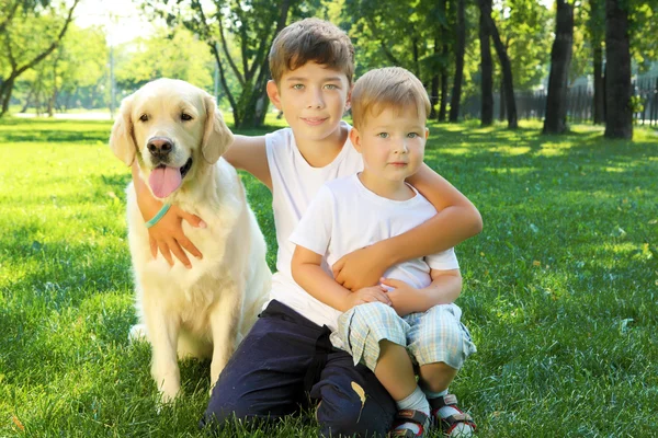 Δύο αδέλφια στο πάρκο με έναs σκύλοs — Φωτογραφία Αρχείου