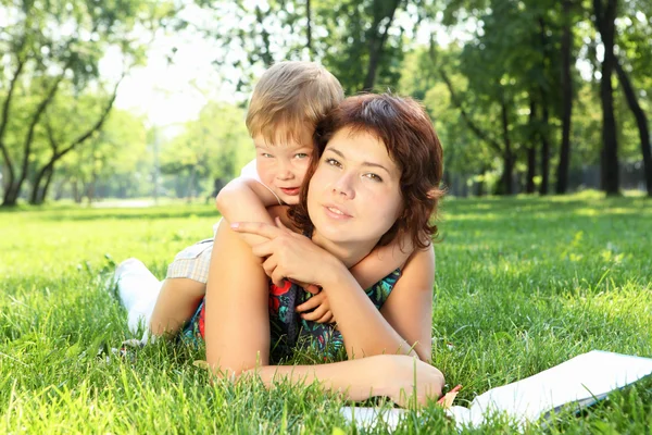 Mutter mit kleinem Sohn im Park — Stockfoto