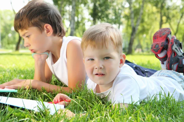 Two brothers together in the park — Stock Photo, Image