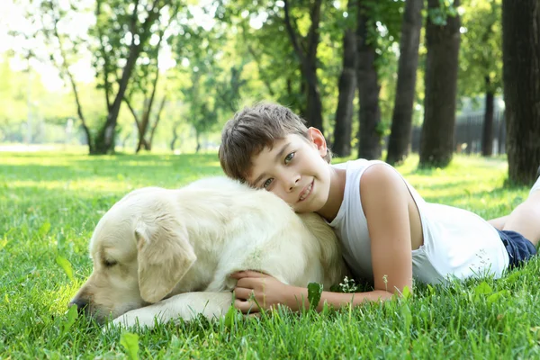 Mały chłopiec w parku z psem — Zdjęcie stockowe