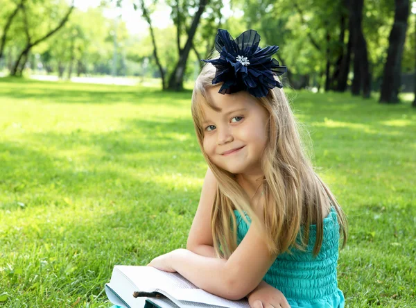 少女が公園で本を読んでの肖像画 — ストック写真