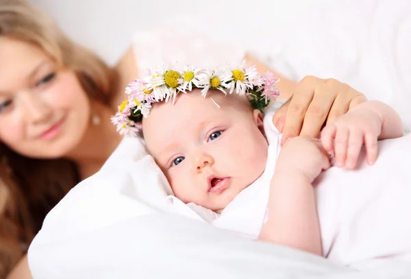 若い母親と赤ちゃんのポートレート — ストック写真