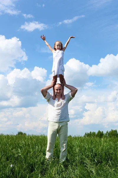 Pappa med dotter i sommar dag utomhus — Stockfoto