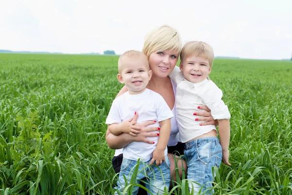 Portrait of mother with two sons outdoors — Stock Photo, Image