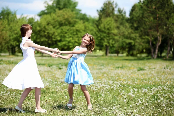 Dvě dívky hrající si v parku — Stock fotografie