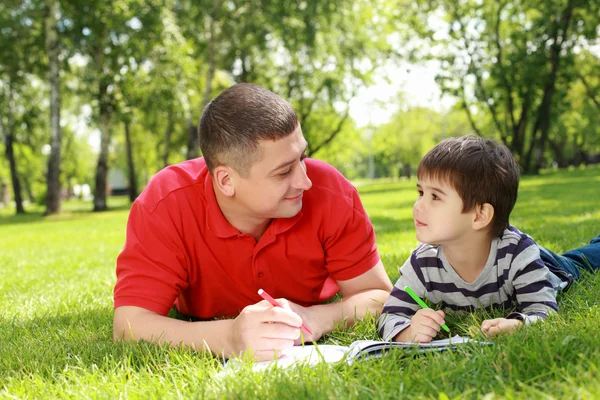 Ο πατέρας με το γιο του στο πάρκο — Φωτογραφία Αρχείου