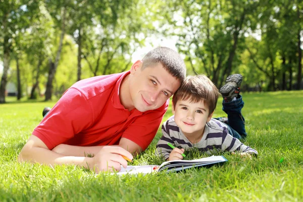 父亲和他的儿子在公园里 — 图库照片