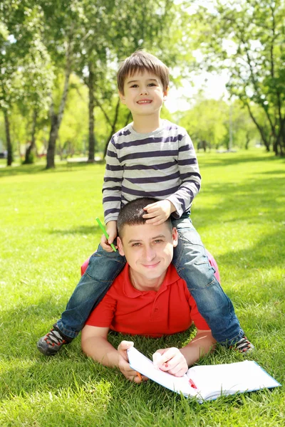 Pai com o filho no parque — Fotografia de Stock