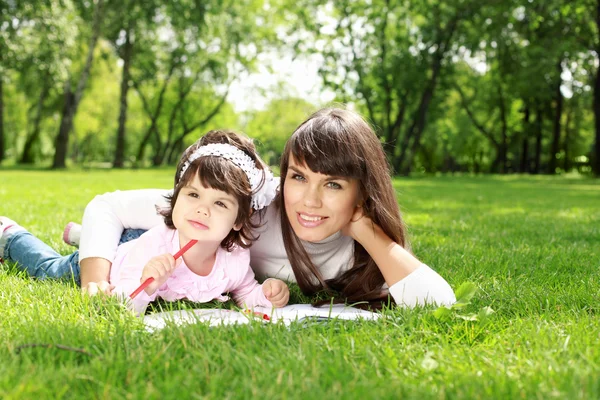 Mother with her daughter outside — Stock Photo, Image