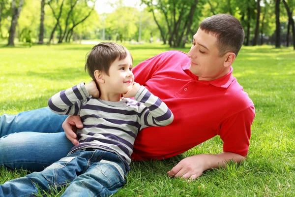 Ο πατέρας με το γιο του στο πάρκο — Φωτογραφία Αρχείου