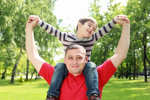 Отец с сыном в парке — стоковое фото