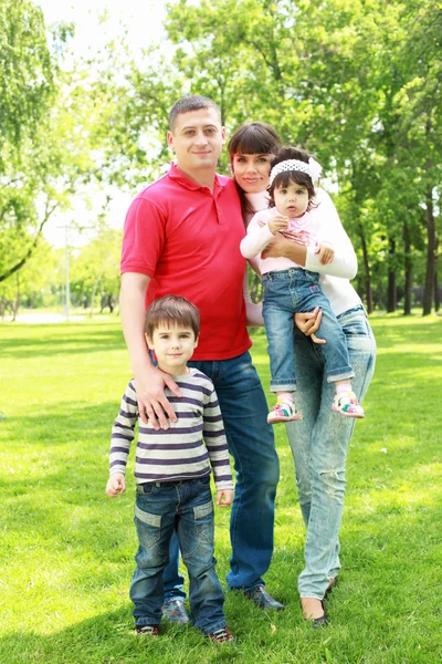 Familj i parken — Stockfoto