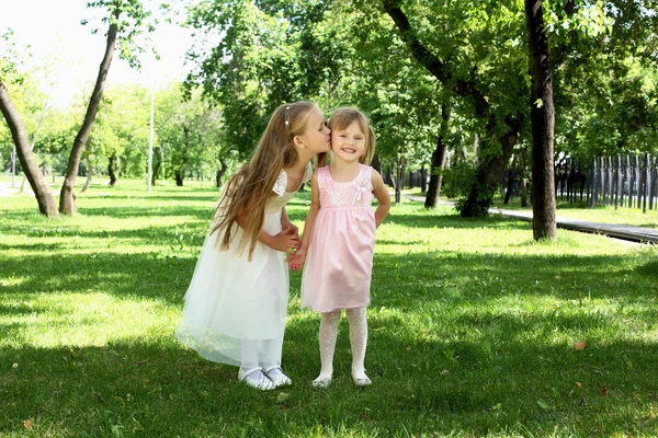 Two little sisters in the summer park — Stock Photo, Image