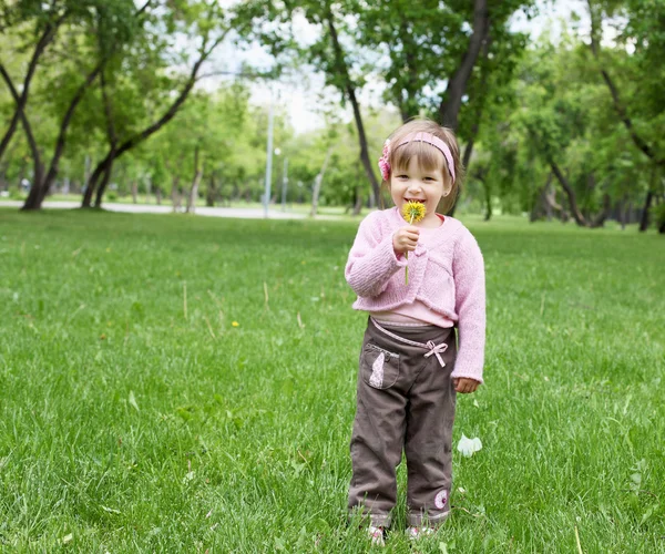 Portrét s malou holku venku — Stock fotografie