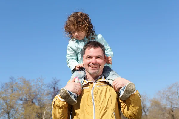 Litlle dívka s otcem v parku — Stock fotografie