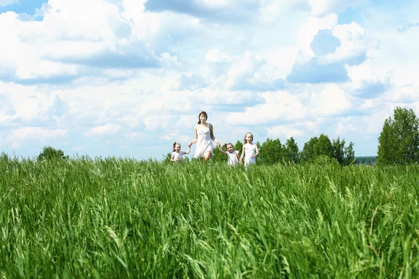 Familia con niños en verano al aire libre — Foto de Stock