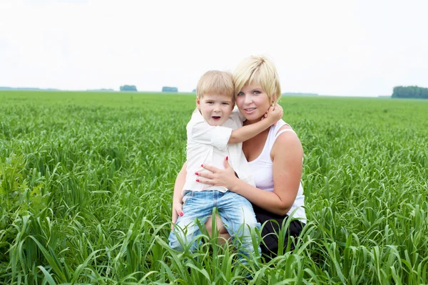 Retrato de mãe com seu filho ao ar livre — Fotografia de Stock