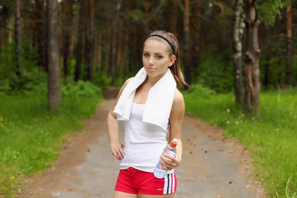 Młoda kobieta robi sport na świeżym powietrzu — Zdjęcie stockowe