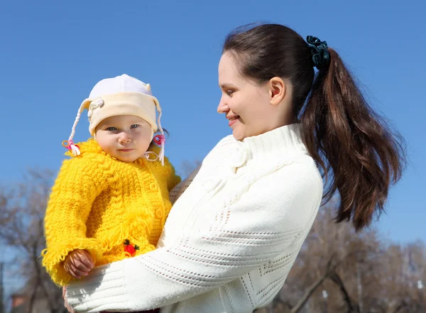 Niña con madre en el parque de primavera — Foto de Stock