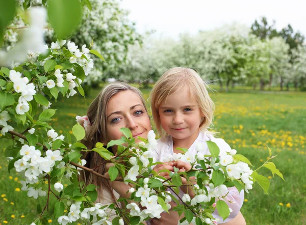 Meisje met moeder in het park — Stockfoto