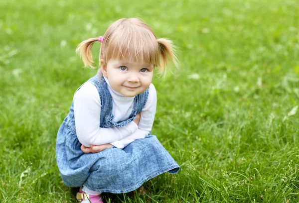 小さな女の子屋外の肖像画 — ストック写真