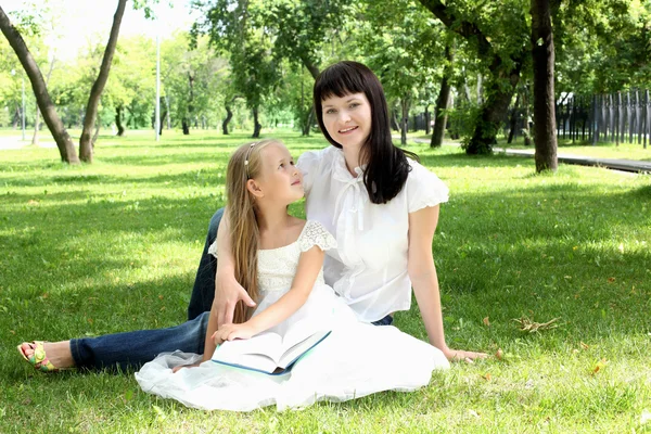 Moeder met haar dochter buiten — Stockfoto