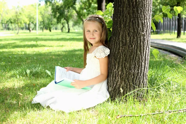 Portrét malé holčičky v parku — Stock fotografie