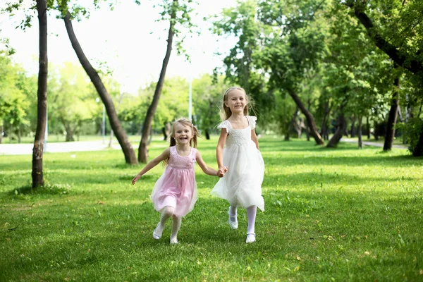 Dvě sestřičky v letním parku — Stock fotografie