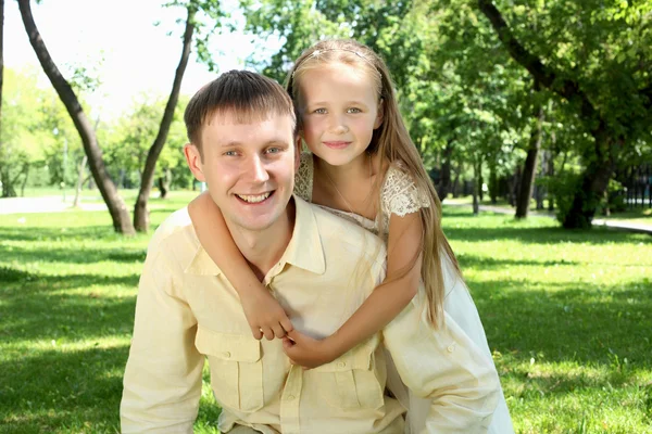 Pappa med dotter utanför — Stockfoto