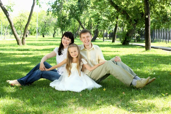 Familie samen in het park — Stockfoto