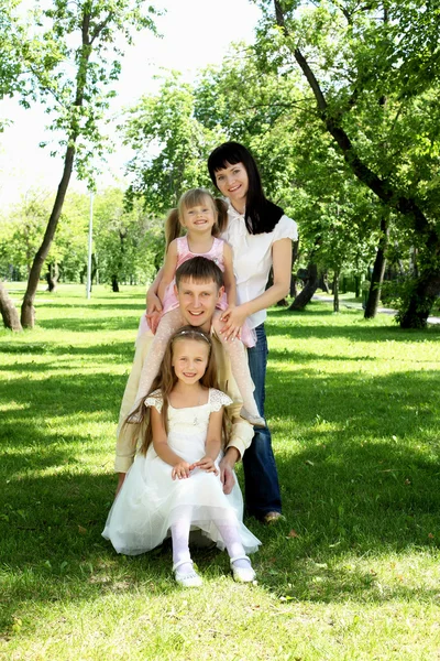 Familjen tillsammans i parken — Stockfoto