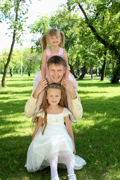 Батько з двома доньками надворі — стокове фото
