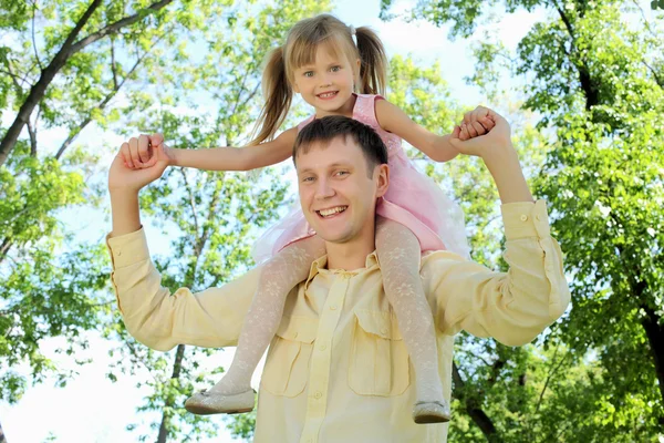 Батько з донькою надворі — стокове фото