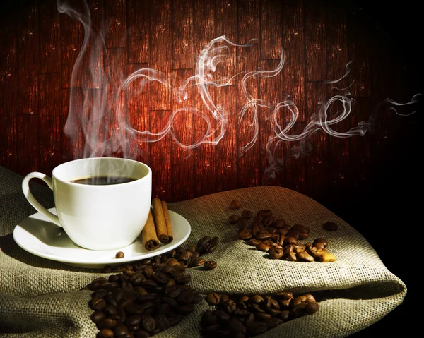 Bir fincan dumanı üstünde kahve. — Stok fotoğraf