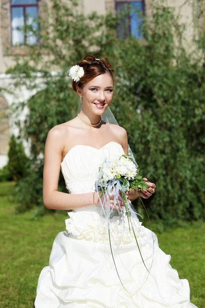 Retrato de uma jovem noiva em um vestido branco — Fotografia de Stock