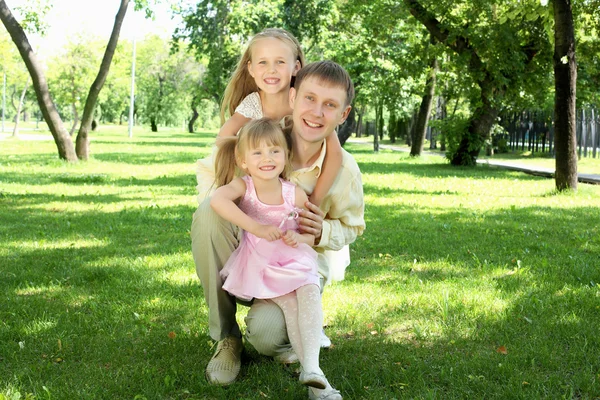 Padre con due figlie fuori — Foto Stock