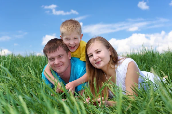 Familia con hijo en el prado — Foto de Stock
