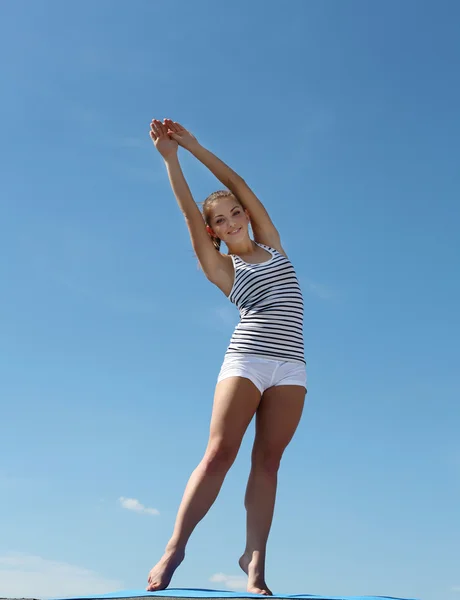Retrato de una joven haciendo ejercicios —  Fotos de Stock