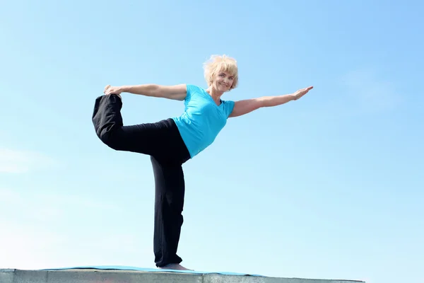 Ritratto di una donna anziana che fa yoga — Foto Stock