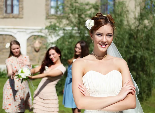Молодая невеста в белом свадебном платье — стоковое фото