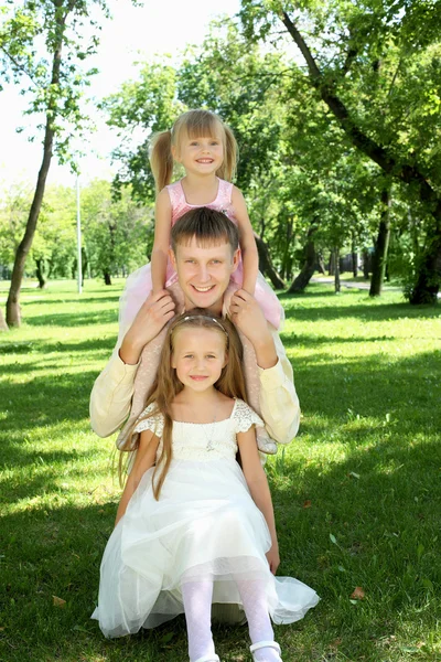 Padre con dos hijas afuera — Foto de Stock