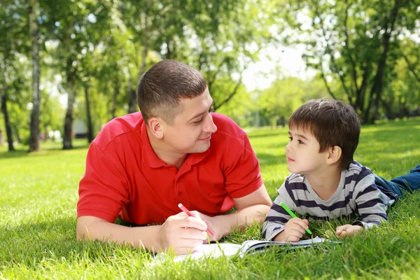 Padre con suo figlio nel parco — Foto Stock