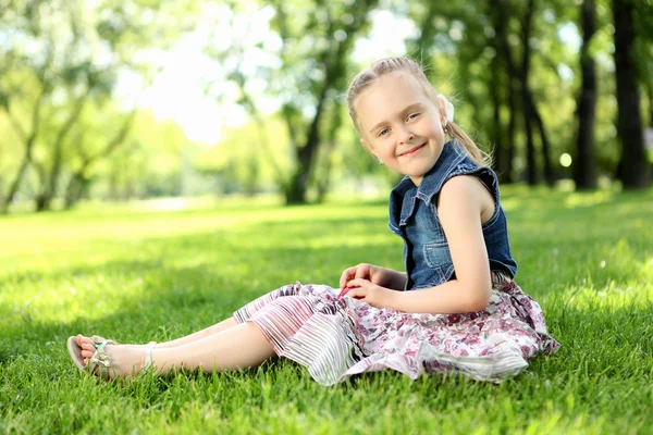 Портрет маленькой девочки в парке — стоковое фото