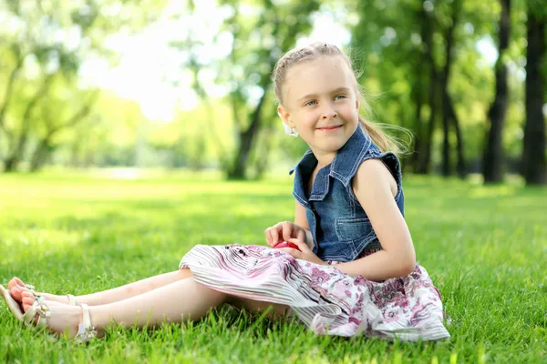 Πορτρέτο ενός μικρού κοριτσιού στο πάρκο — Φωτογραφία Αρχείου