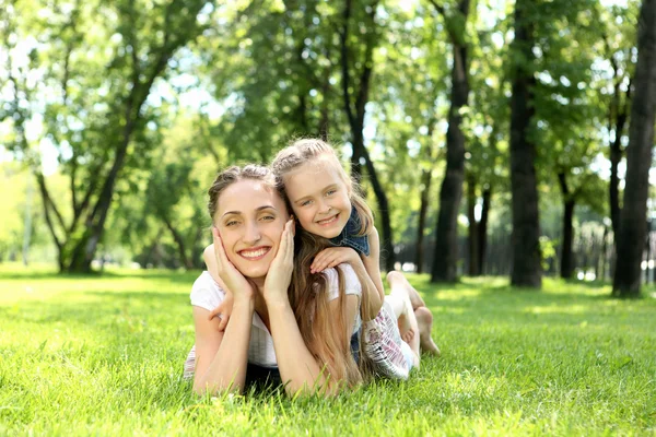 Matka s dcerou venku — Stock fotografie