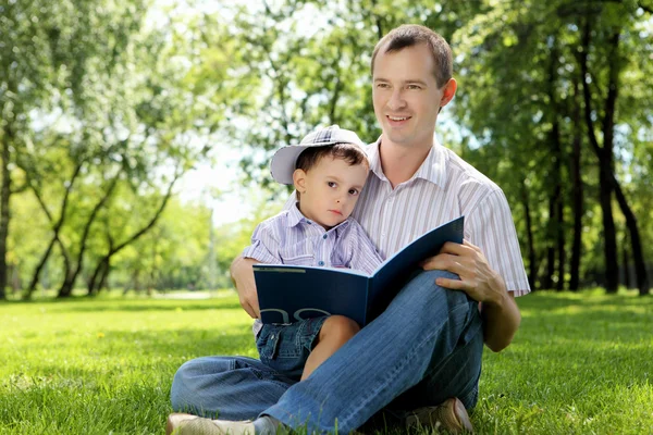 Vader met zijn zoon in het park — Stockfoto