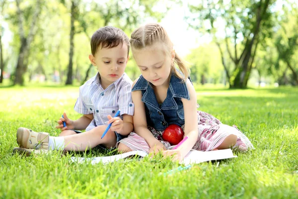 Bambini nel parco che leggono un libro — Foto Stock