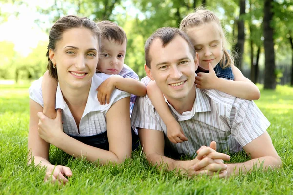 Family together in the park — Stock Photo, Image